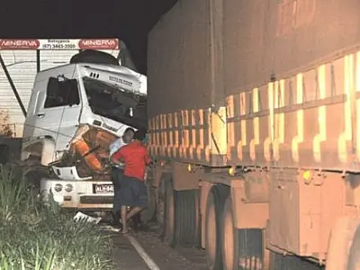 Motorista fica ferido em acidente entre carretas na MS-276