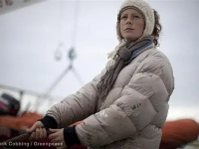 Ativista brasileira do Greenpeace chega ao Brasil