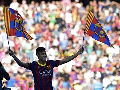 Sem número, Neymar fala catalão e é ovacionado no Camp Nou