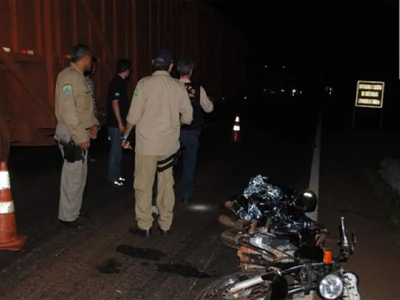 Motociclista colide na traseira de caminhão e morre na BR-163 em Caarapó