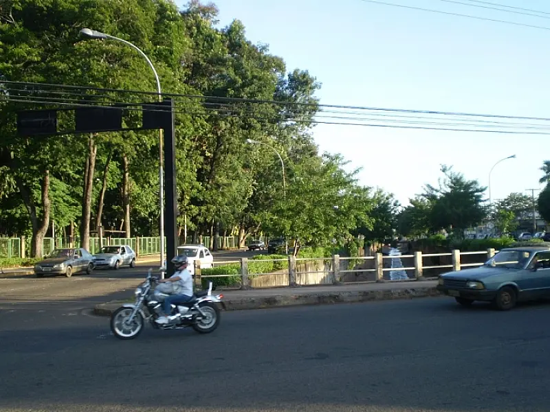 Sentido sul/norte da Ernesto Geisel terá estacionamento proibido a partir da próxima semana