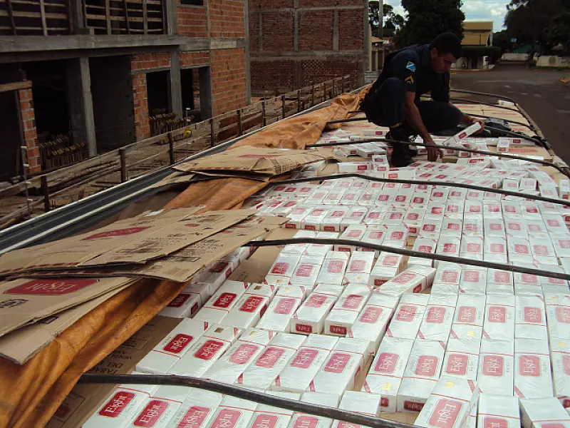 Caminhoneiro é detido com caixas de cigarro contrabandeado em Dourados