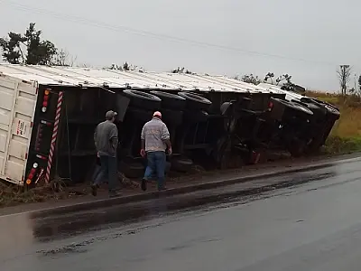Caminhões tombam na MS 134 em Nova Andradina