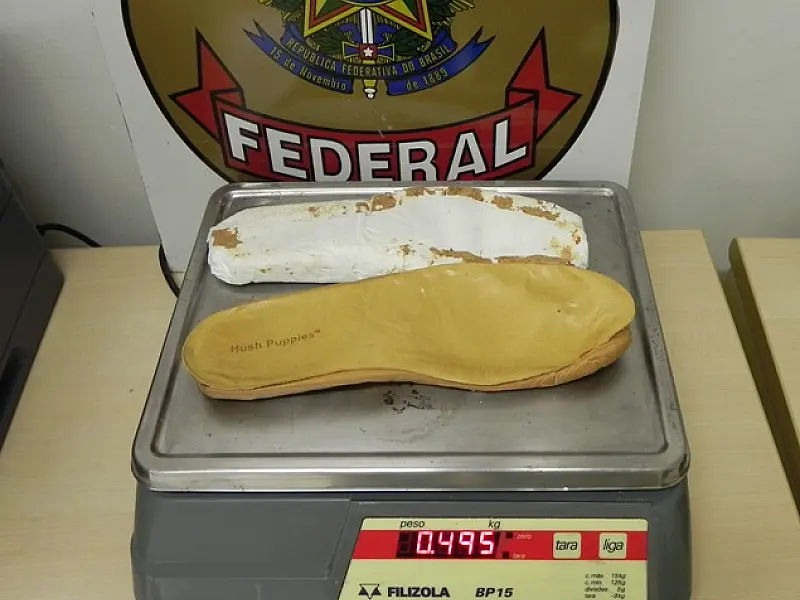 Polícia prende boliviano com palmilhas feitas de cocaína
