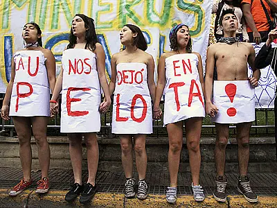Mais de 8.000 estudantes protestam no Chile e ameaçam greve