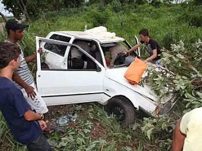 Mulher perde controle de carro e capota em Pedro Gomes