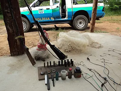 PMA apreende armas de caça e acessórios em pesqueiro
