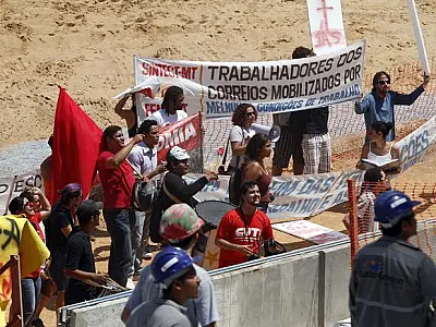 Sob protestos, Fifa visita Arena Pantanal e vê problemática dos assentos