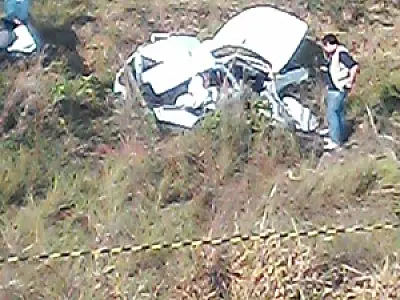 Pneu de veículo estoura e provoca capotamento na MS 112