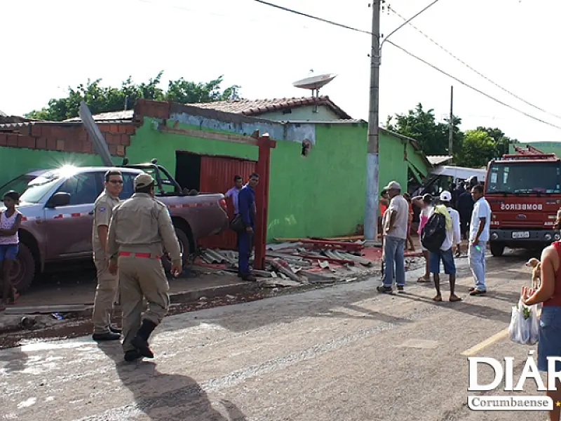 Van invade varanda de casa após colidir com caminhonete em Corumbá