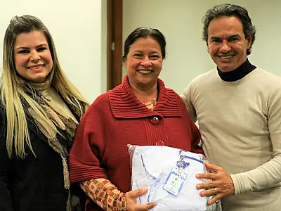 IMPCG padroniza e entrega crachás e uniforme para os funcionários