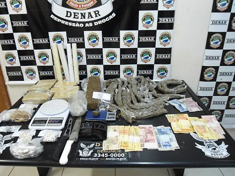DENAR surpreende dupla no Bairro Tiradentes separando e embalando drogas