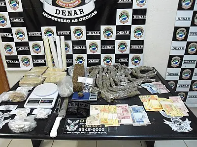 DENAR surpreende dupla no Bairro Tiradentes separando e embalando drogas