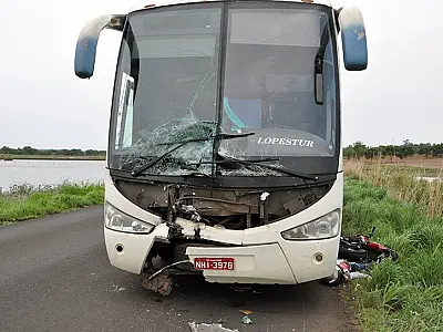 Jovem morre na MS 306 após colidir com ônibus nessa quinta