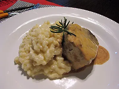Aprenda a fazer um Filé mignon ao molho de mostarda com risoto de alho-poró