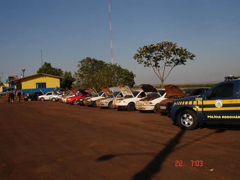 PRF/MS apreende comboio de 13 carros com contrabandos