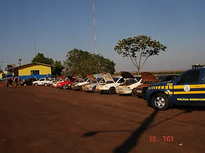 PRF/MS apreende comboio de 13 carros com contrabandos