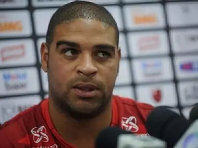 Inter acerta contratação de Adriano com vínculo de seis meses