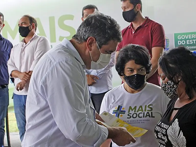 Para dar mais dignidade a quem precisa, famílias carentes da Capital recebem cartões do Mais Social

