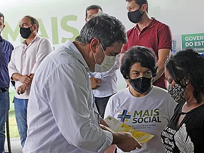 Para dar mais dignidade a quem precisa, famílias carentes da Capital recebem cartões do Mais Social

