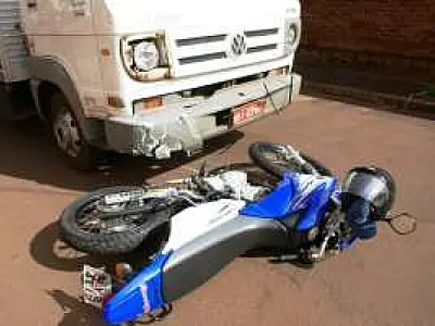 Motociclista fica ferido após choque com caminhão em Dourados