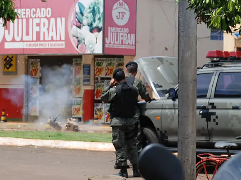 Bomba mal preparada falha e bandidos fogem