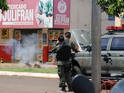 Bomba mal preparada falha e bandidos fogem