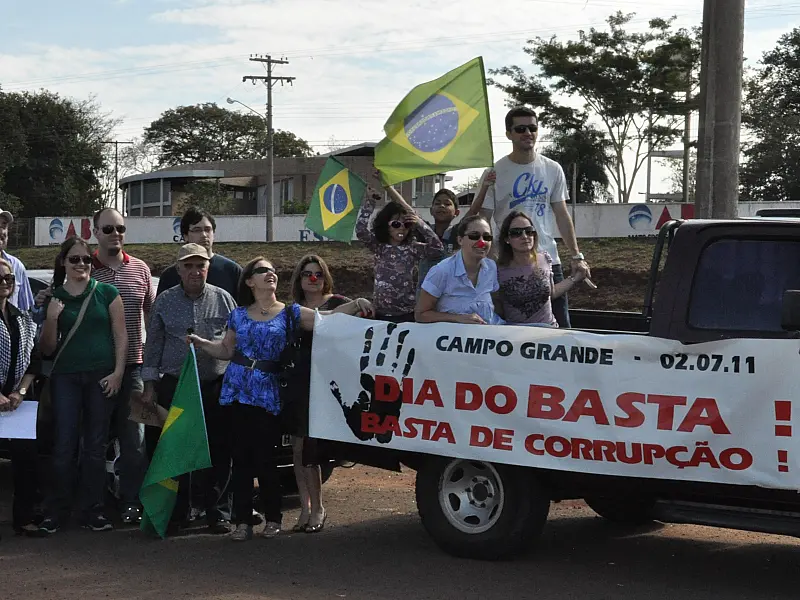 Campo-grandenses participam de movimento contra a corrupção