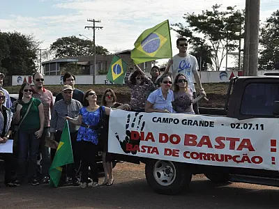 Campo-grandenses participam de movimento contra a corrupção