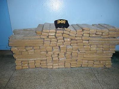 Veículo é apreendido com 274 quilos de maconha