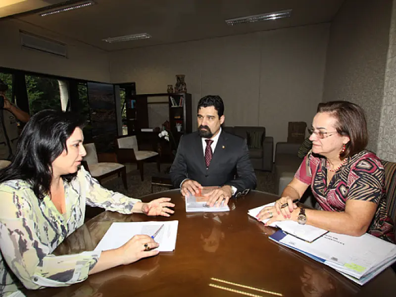 Governadora em exercício, Simone discute combate às drogas nas escolas estaduais