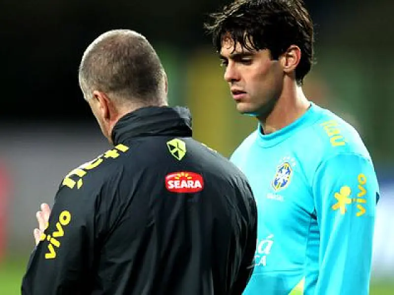 Seleção faz último treino antes de amistoso e traz Kaká como titular