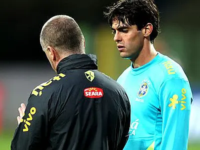 Seleção faz último treino antes de amistoso e traz Kaká como titular
