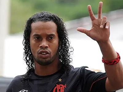 Ronaldinho não é mais jogador do Flamengo; Atleta pede R$ 40 milhões ao clube
