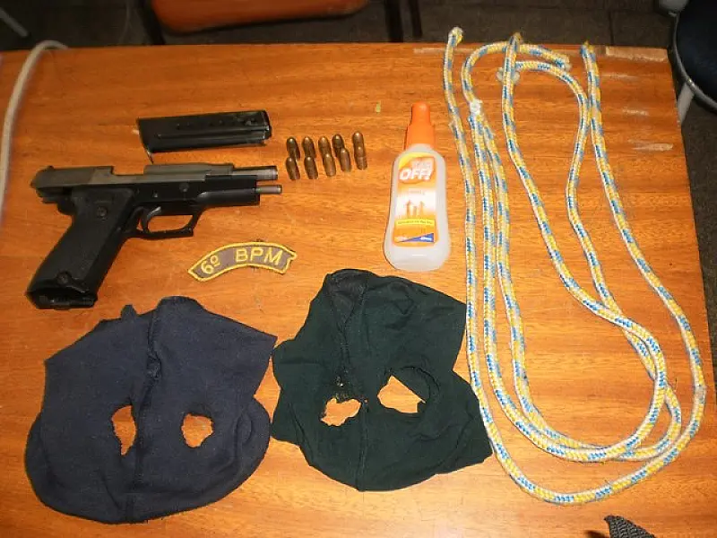 Homem foragido da justiça é preso com arma de fogo de uso restrito