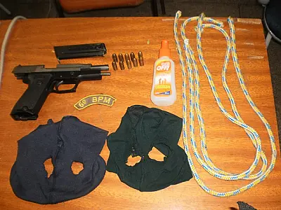 Homem foragido da justiça é preso com arma de fogo de uso restrito