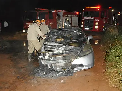 Carro de luxo carregado com maconha pega fogo em Dourados