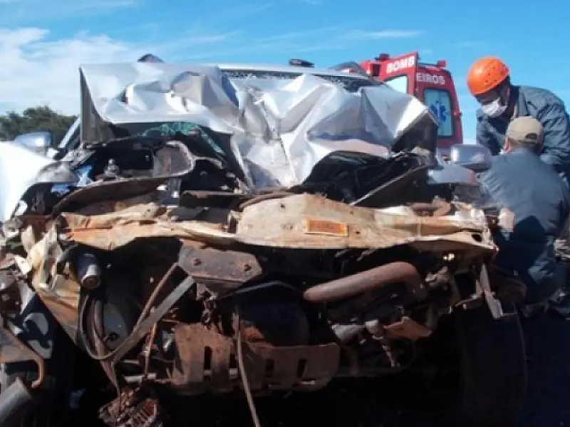 Colisão violenta entre carro e caminhão deixa uma pessoa ferida na MS-276
