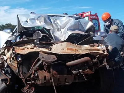 Colisão violenta entre carro e caminhão deixa uma pessoa ferida na MS-276