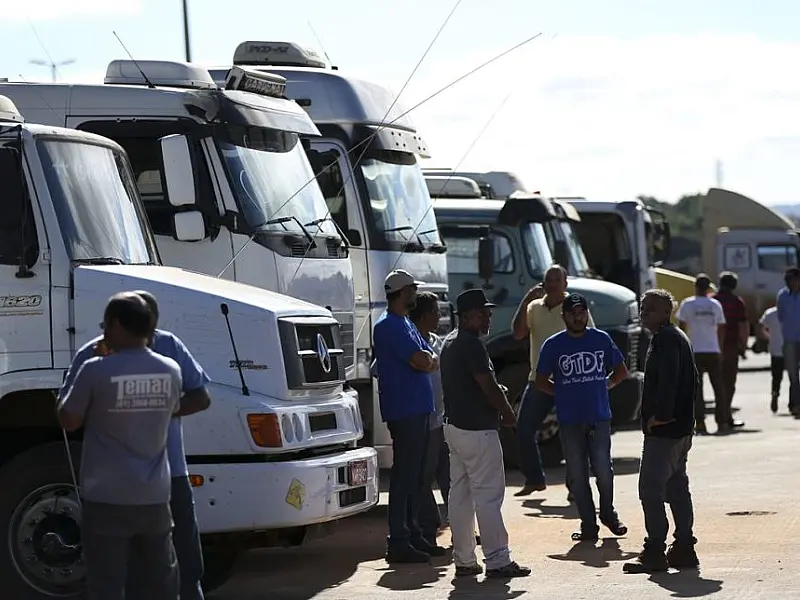Greve de caminhoneiros: resistência diminui e grupos param na 2ª feira