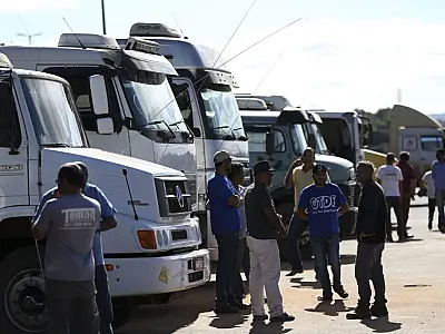 Greve de caminhoneiros: resistência diminui e grupos param na 2ª feira