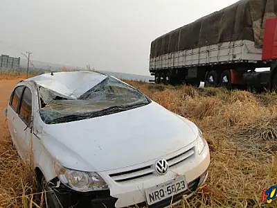 Motorista perde controle de carro e capota próximo a Sonora