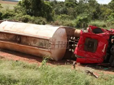 Bitanque fica destruído ao cair em ribanceira na BR-163