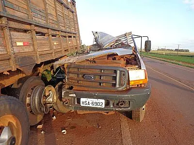 Colisão entre dois caminhões na BR-163 mata jovem do interior de MS