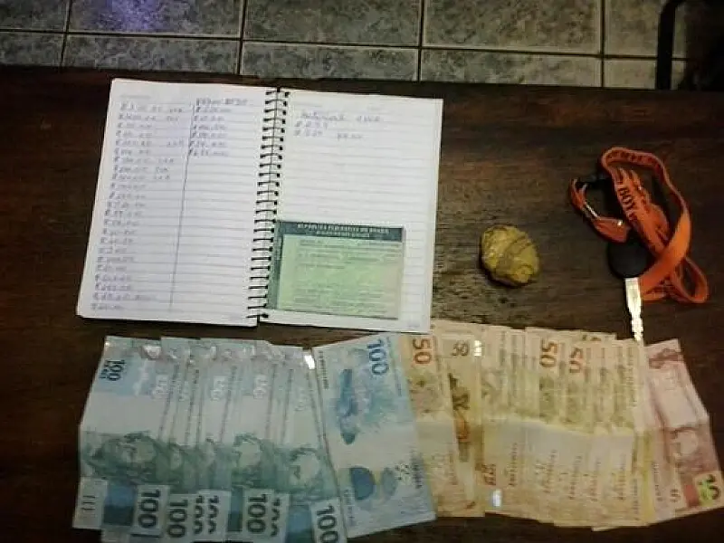 Polícia prende jovens por tráfico de drogas e adulteração de motocicleta