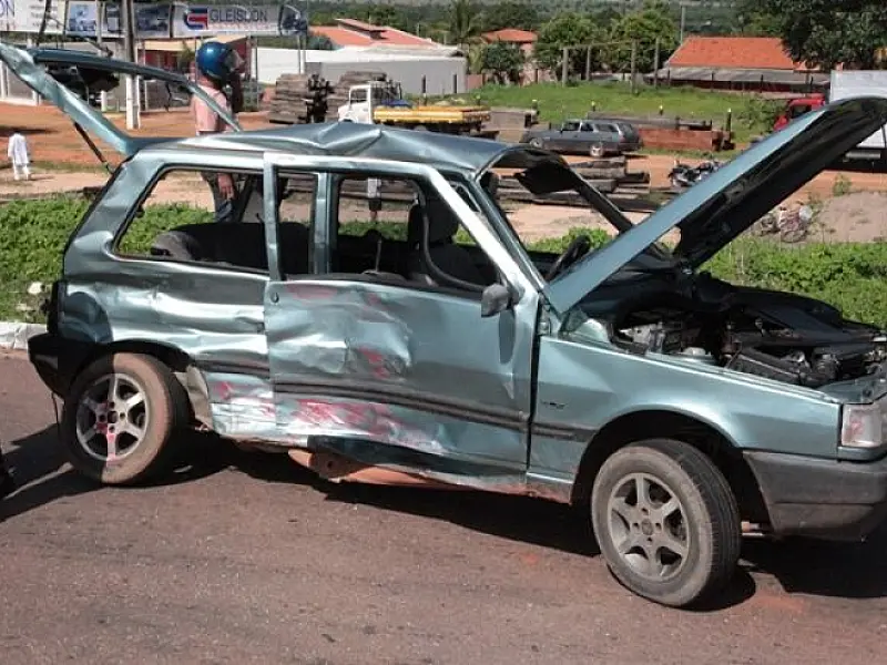 Uno é atingido por carreta na BR 163
