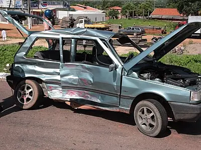 Uno é atingido por carreta na BR 163