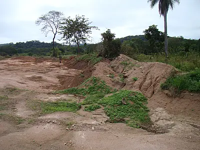 PMA autua assentado por destruir vegetação para retirar aterro