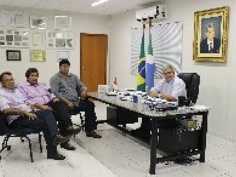 Prefeito e vice de Inocência se reúnem com secretário de Habitação