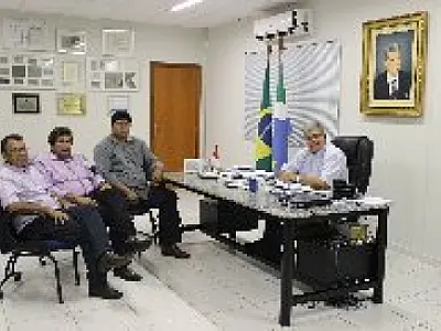 Prefeito e vice de Inocência se reúnem com secretário de Habitação